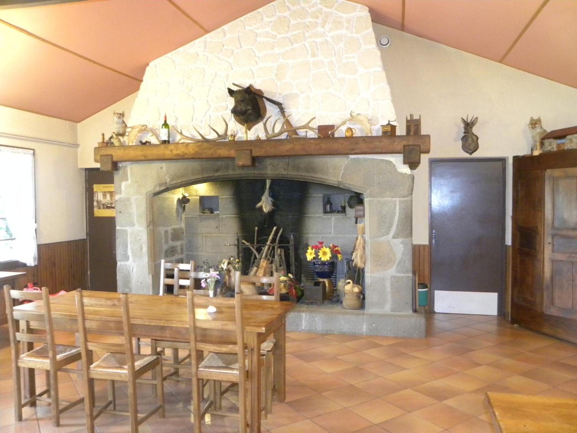 Auberge Les Volpilieres Ruynes-en-Margeride Bagian luar foto